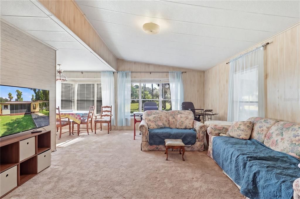 For Sale: $225,000 (2 beds, 2 baths, 1104 Square Feet)
