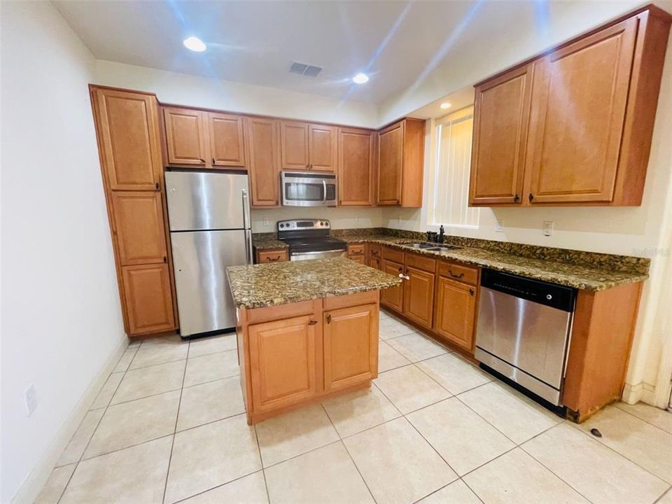 En Renta: $1,895 (4 camas, 3 baños, 1950 Pies cuadrados)