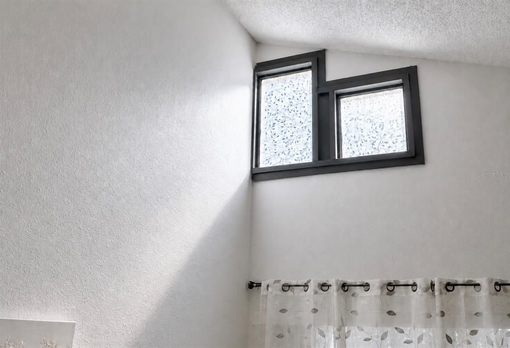 For Sale: $189,000 (2 beds, 2 baths, 820 Square Feet)