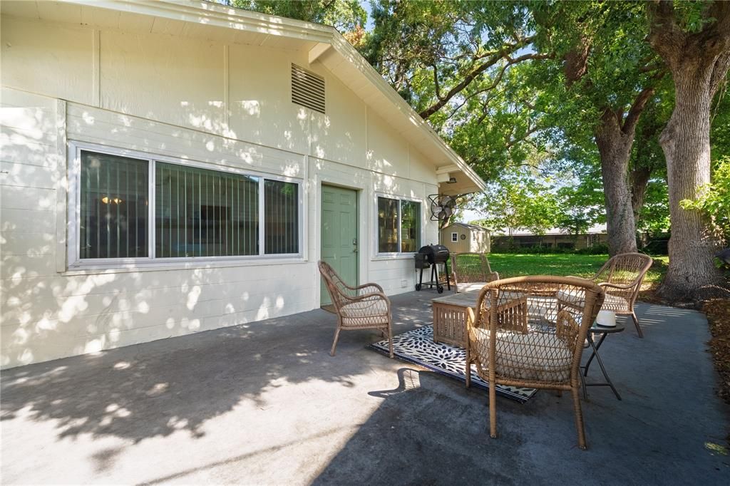 For Rent: $2,200 (2 beds, 1 baths, 976 Square Feet)