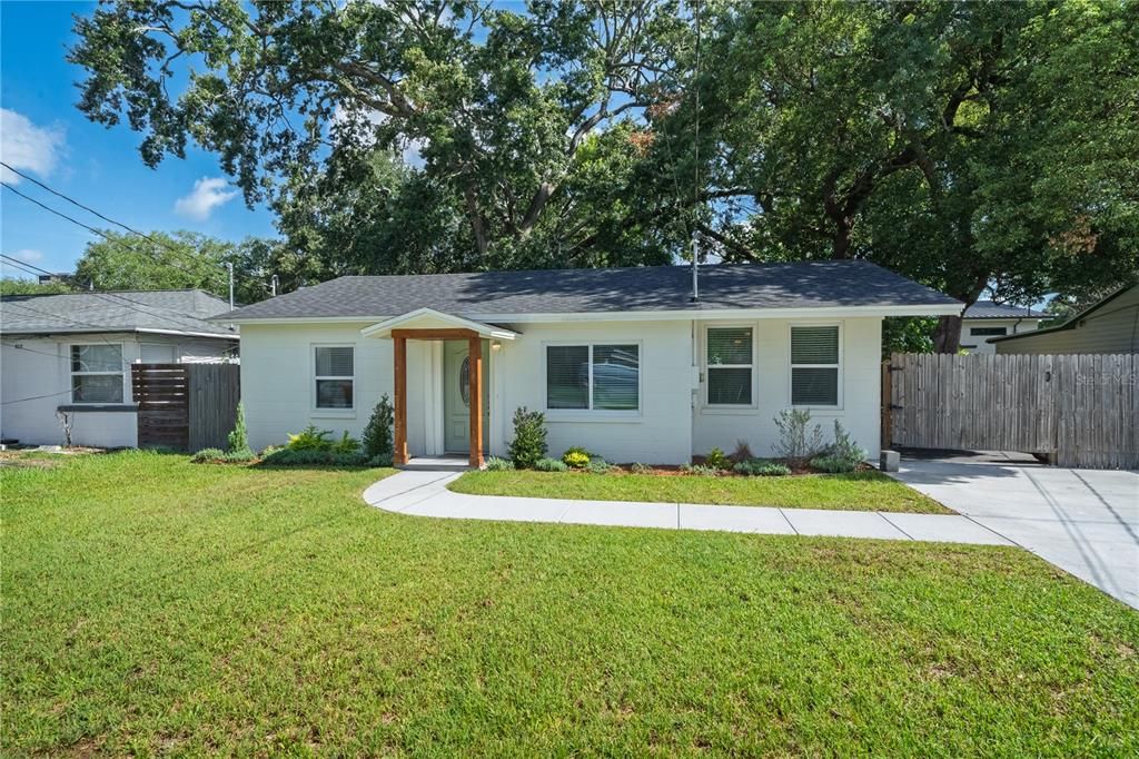 For Rent: $2,200 (2 beds, 1 baths, 976 Square Feet)