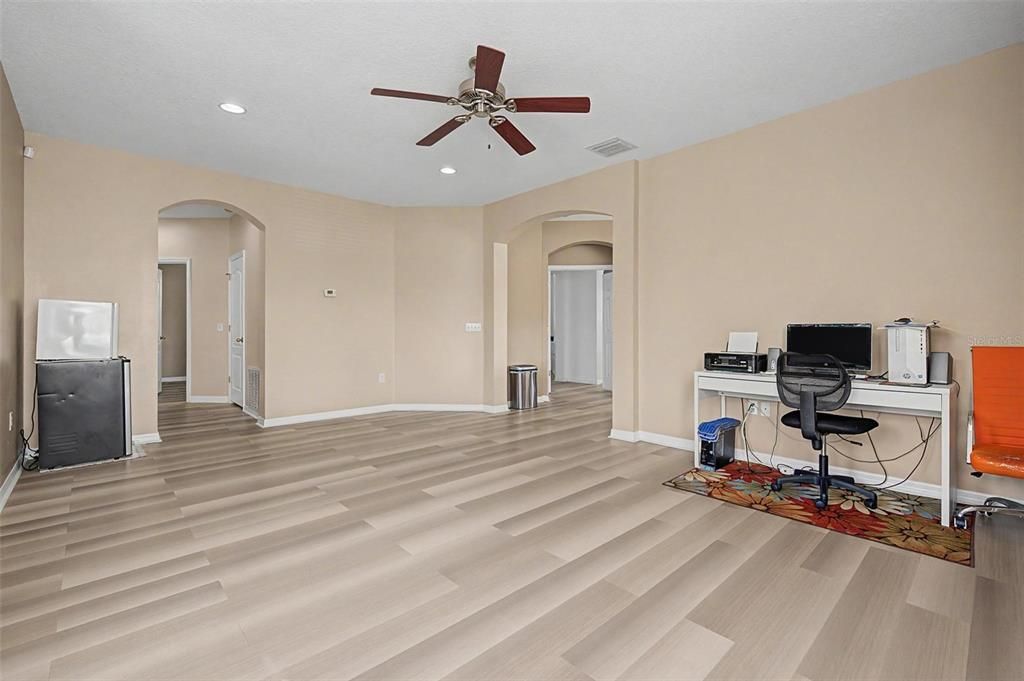 For Sale: $515,000 (5 beds, 3 baths, 3073 Square Feet)