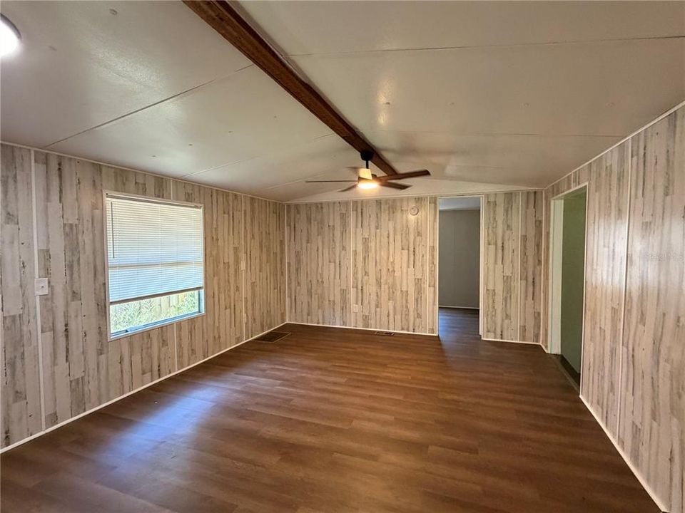 For Sale: $125,000 (2 beds, 1 baths, 672 Square Feet)