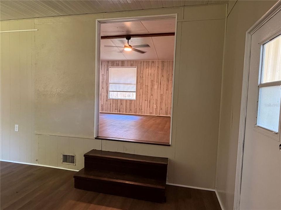 For Sale: $125,000 (2 beds, 1 baths, 672 Square Feet)