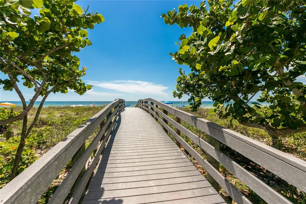 For Rent: $2,200 (2 beds, 2 baths, 1040 Square Feet)