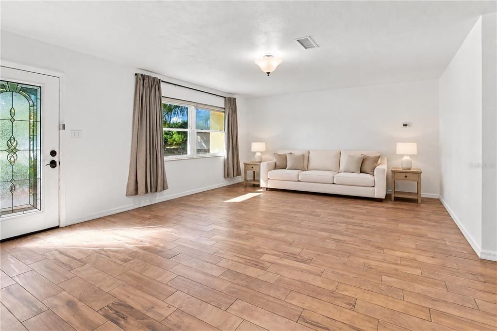На продажу: $439,900 (3 спален, 2 ванн, 1836 Квадратных фут)