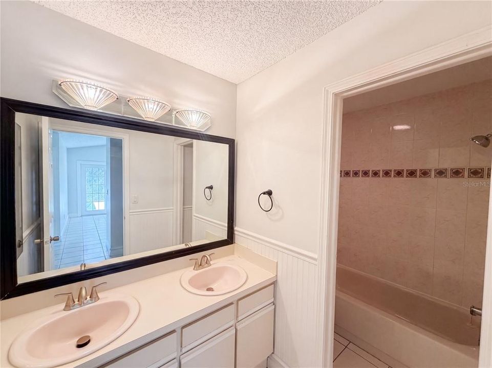 En Venta: $390,000 (4 camas, 2 baños, 1992 Pies cuadrados)