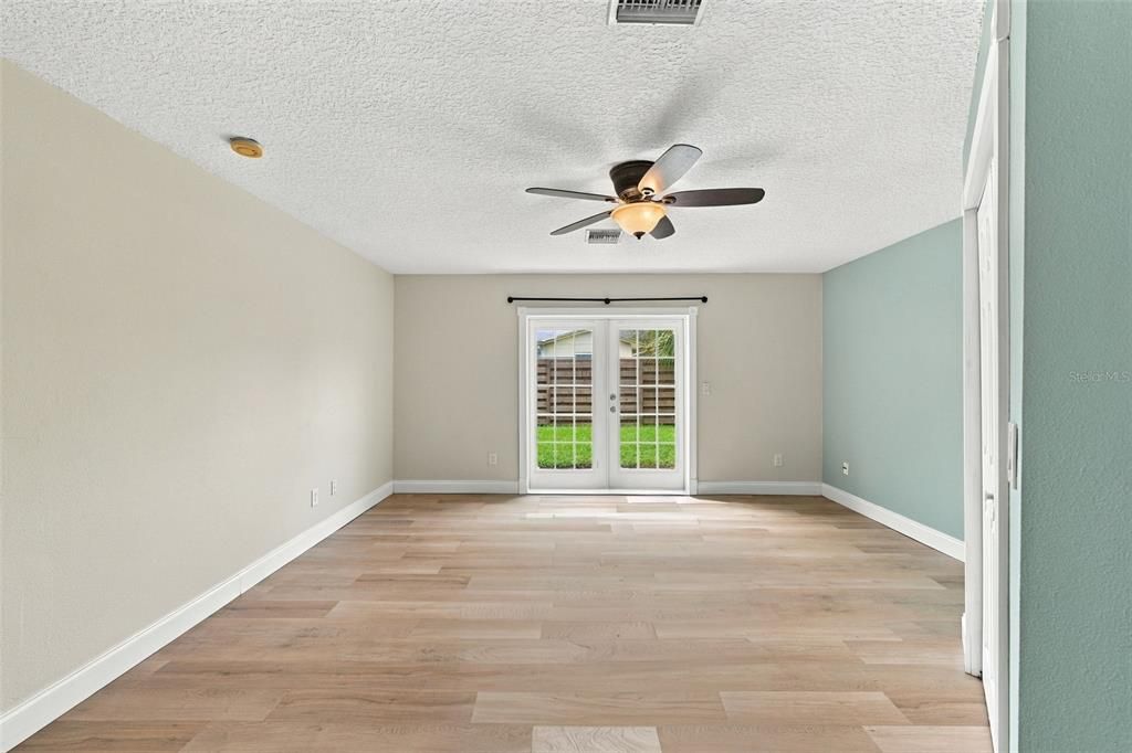 For Sale: $535,000 (4 beds, 2 baths, 1944 Square Feet)