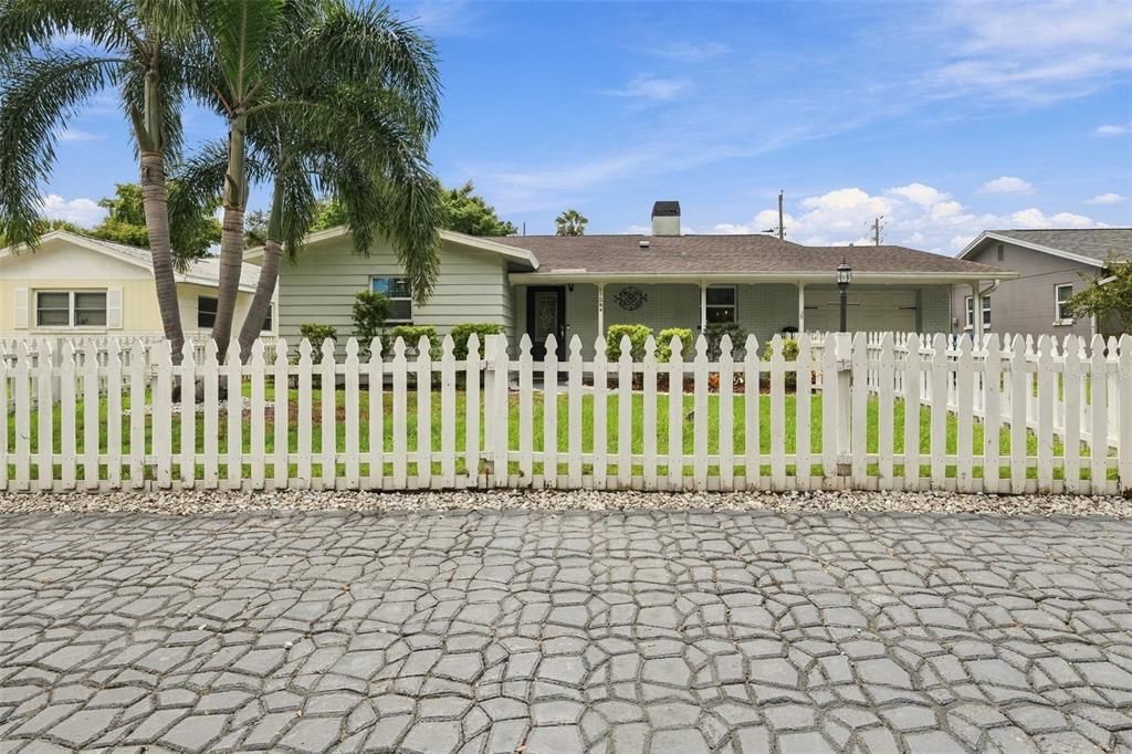 For Sale: $535,000 (4 beds, 2 baths, 1944 Square Feet)