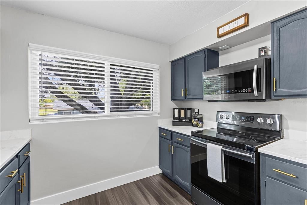 For Sale: $350,000 (3 beds, 2 baths, 1248 Square Feet)