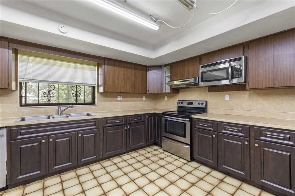 For Sale: $699,990 (3 beds, 2 baths, 2980 Square Feet)