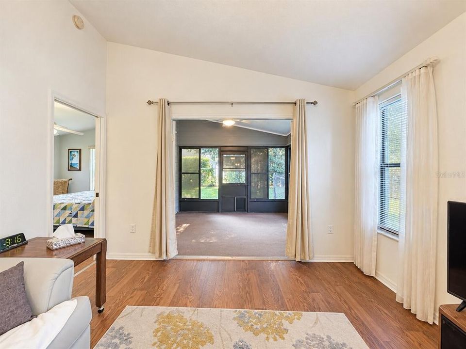 For Sale: $214,900 (2 beds, 2 baths, 1138 Square Feet)