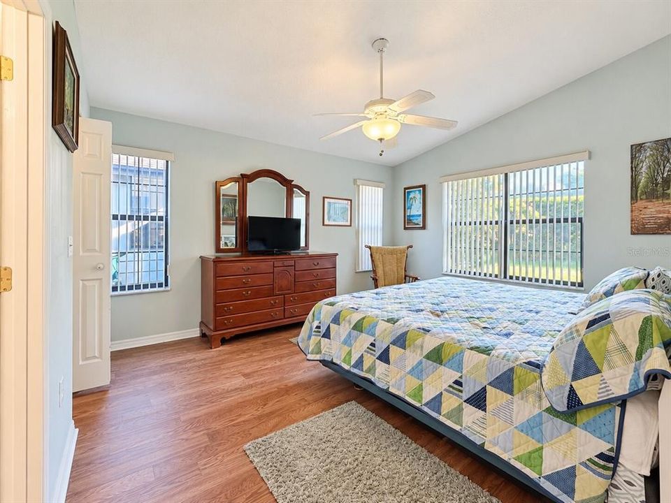 For Sale: $214,900 (2 beds, 2 baths, 1138 Square Feet)