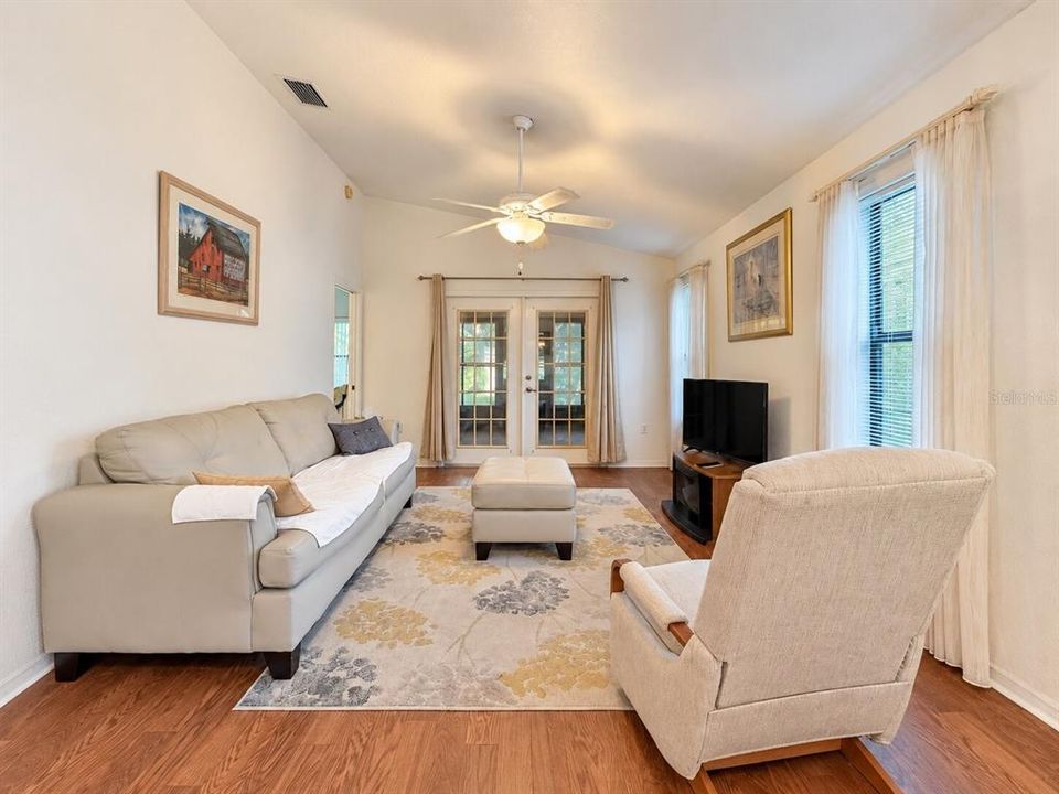 For Sale: $214,900 (2 beds, 2 baths, 1138 Square Feet)