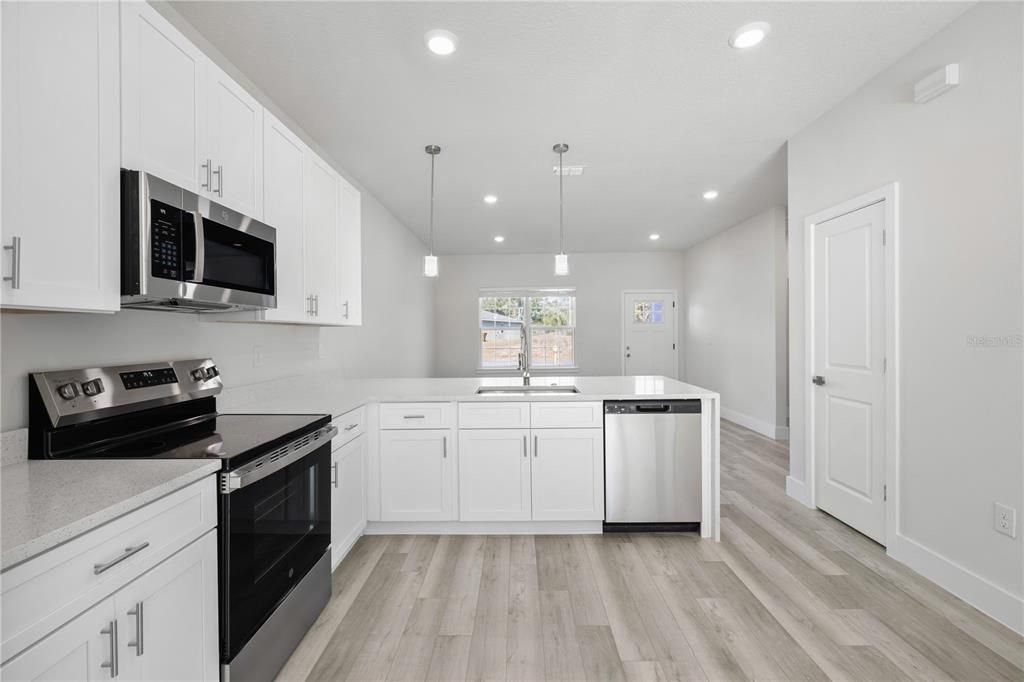 For Rent: $1,600 (3 beds, 2 baths, 1321 Square Feet)