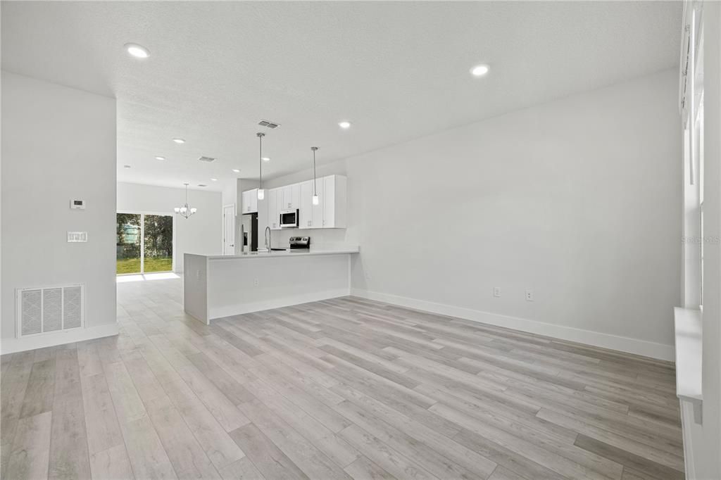 For Rent: $1,600 (3 beds, 2 baths, 1321 Square Feet)