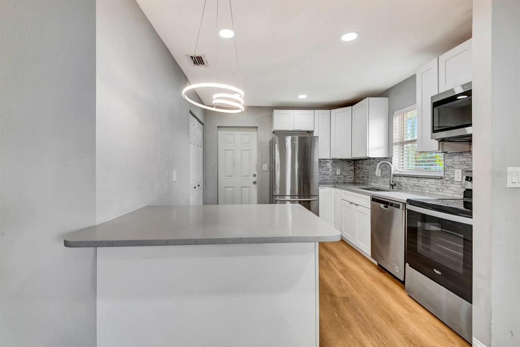 For Rent: $1,875 (3 beds, 1 baths, 944 Square Feet)