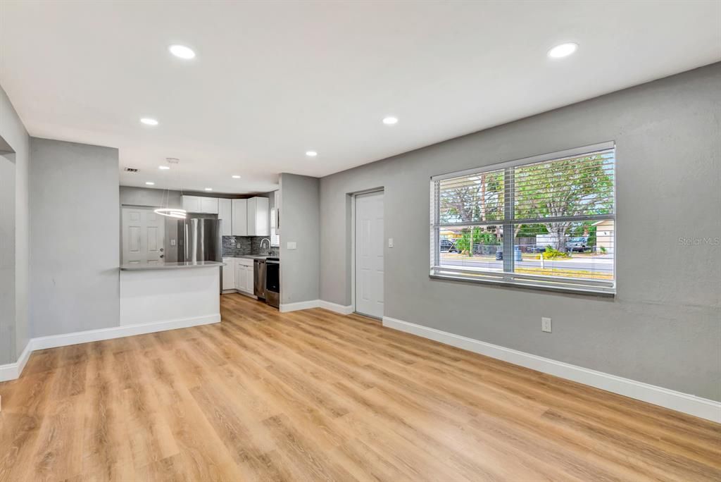 For Rent: $1,875 (3 beds, 1 baths, 944 Square Feet)