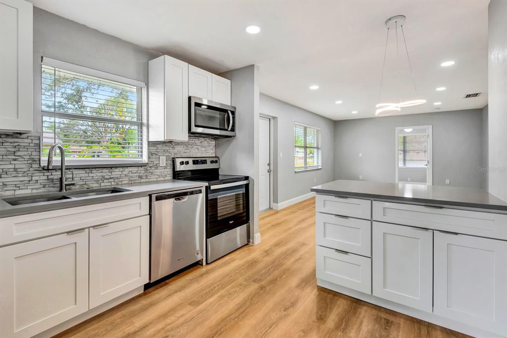 For Rent: $1,875 (3 beds, 1 baths, 944 Square Feet)