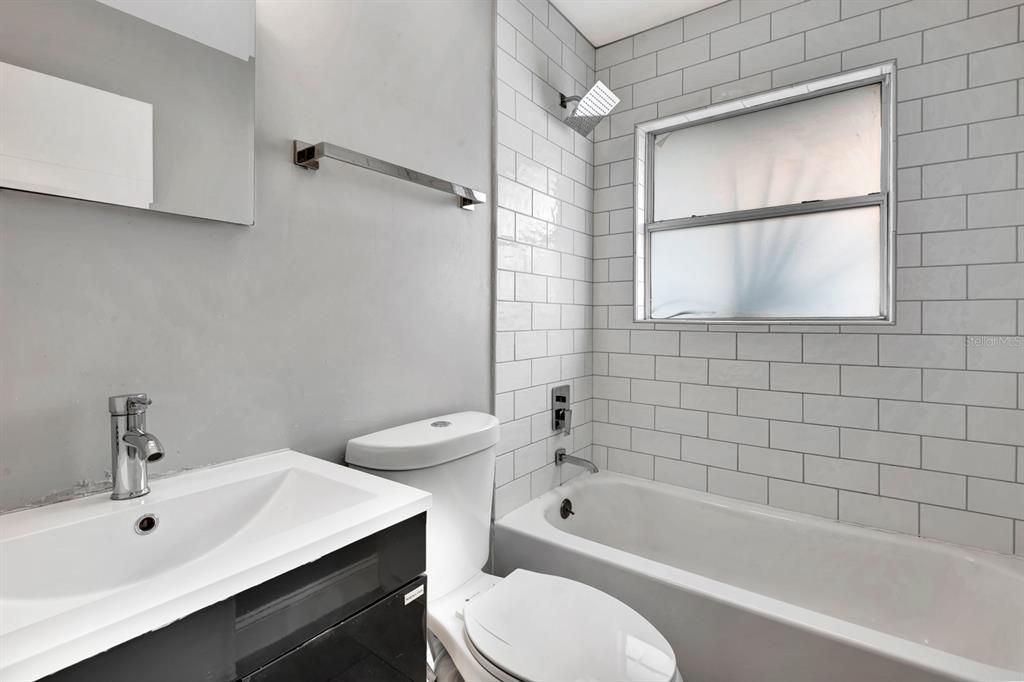 For Rent: $1,875 (3 beds, 1 baths, 944 Square Feet)