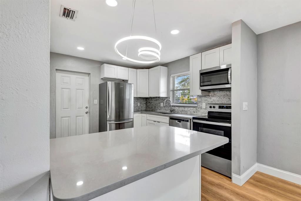 For Rent: $1,875 (3 beds, 1 baths, 944 Square Feet)