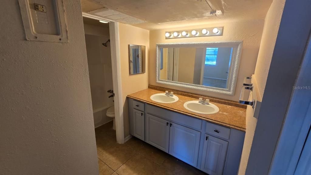 На продажу: $159,000 (2 спален, 1 ванн, 850 Квадратных фут)