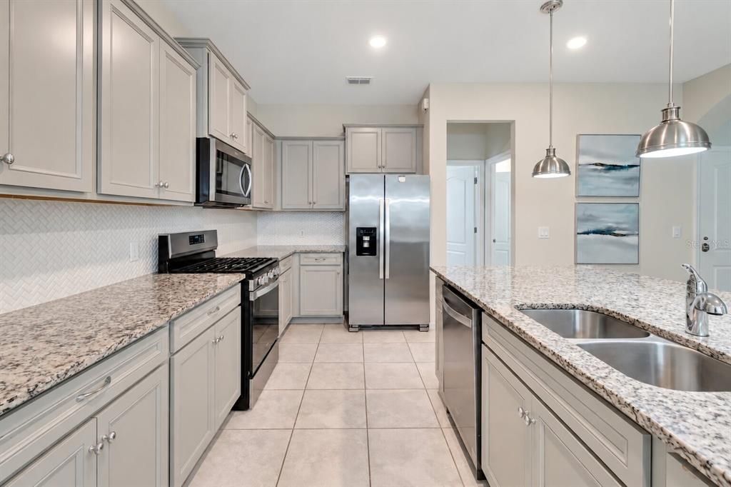 En Venta: $550,000 (5 camas, 4 baños, 2700 Pies cuadrados)
