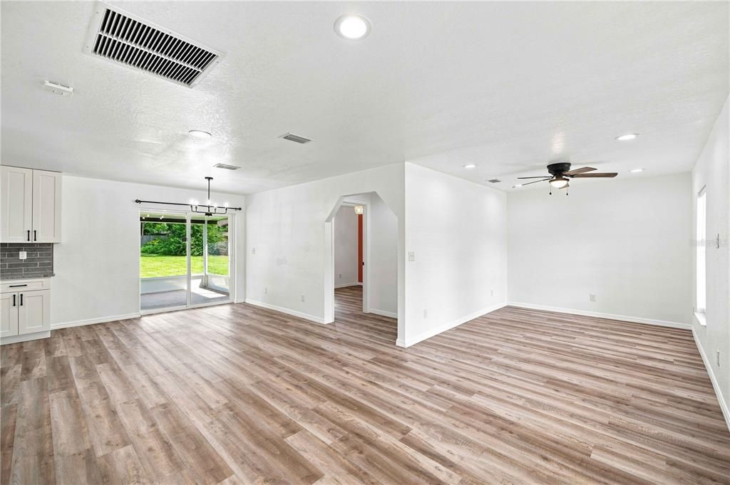 For Sale: $258,900 (2 beds, 2 baths, 1067 Square Feet)