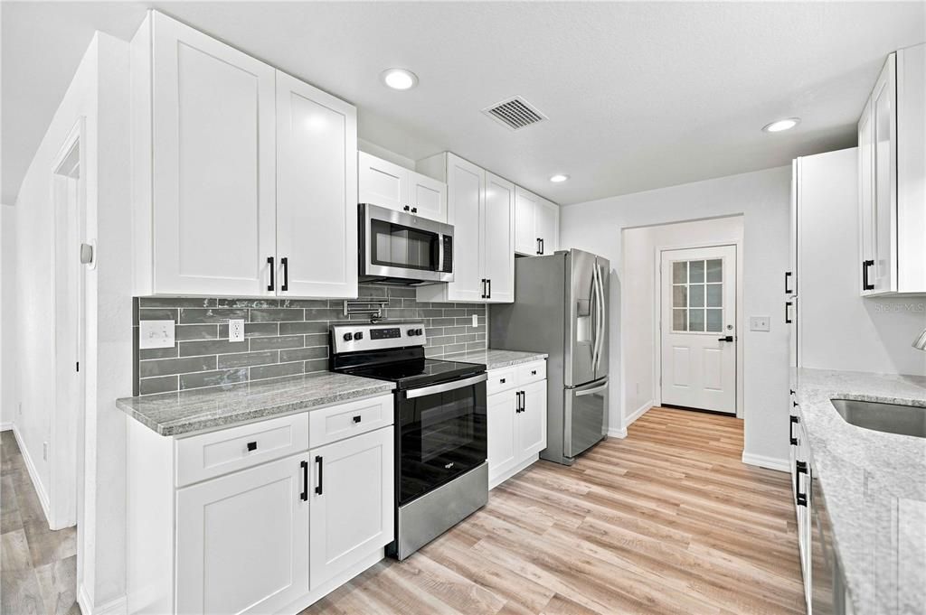 For Sale: $258,900 (2 beds, 2 baths, 1067 Square Feet)