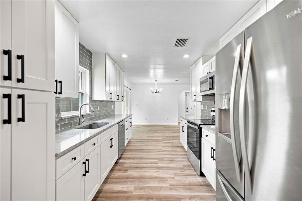 For Sale: $258,900 (2 beds, 2 baths, 1067 Square Feet)