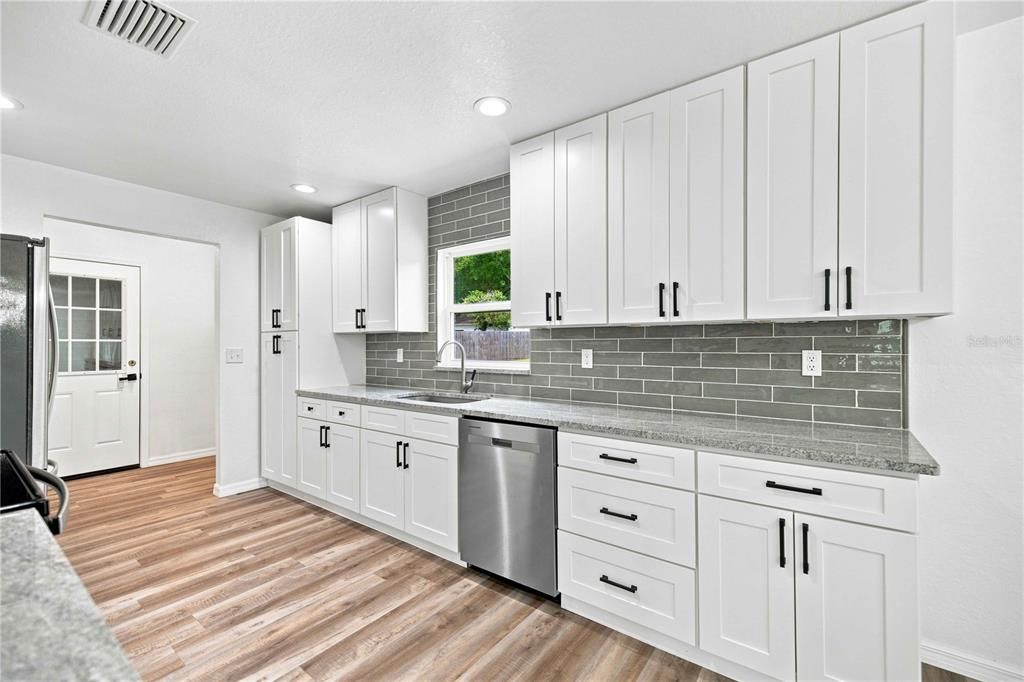 For Sale: $258,900 (2 beds, 2 baths, 1067 Square Feet)