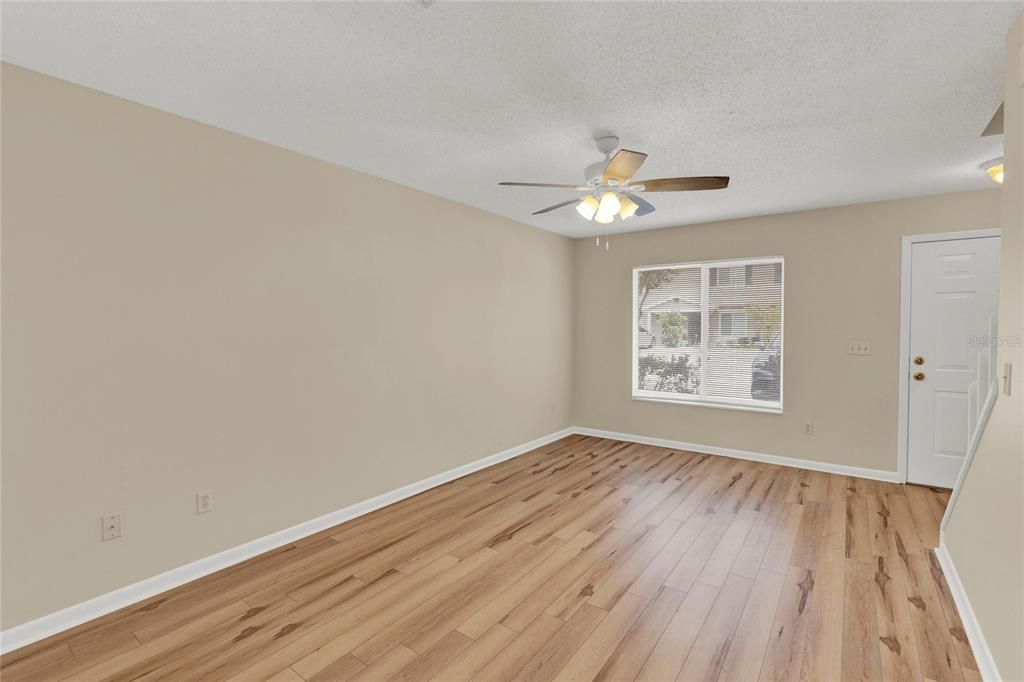 For Sale: $206,999 (2 beds, 1 baths, 898 Square Feet)