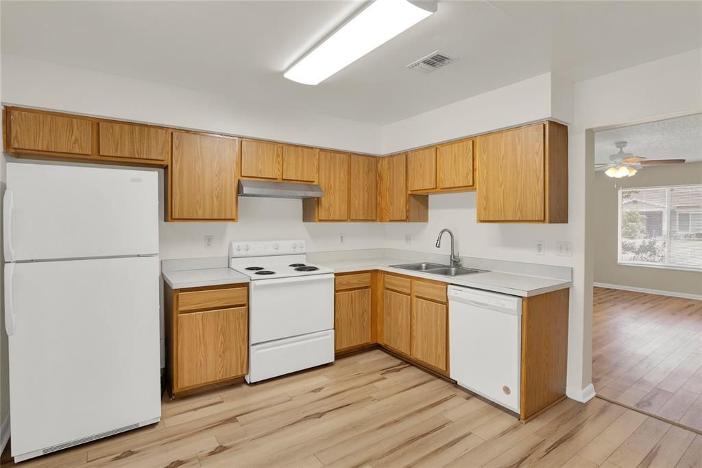 For Sale: $206,999 (2 beds, 1 baths, 898 Square Feet)