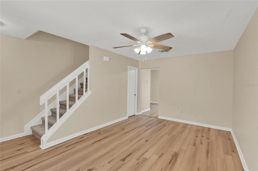 For Sale: $206,999 (2 beds, 1 baths, 898 Square Feet)