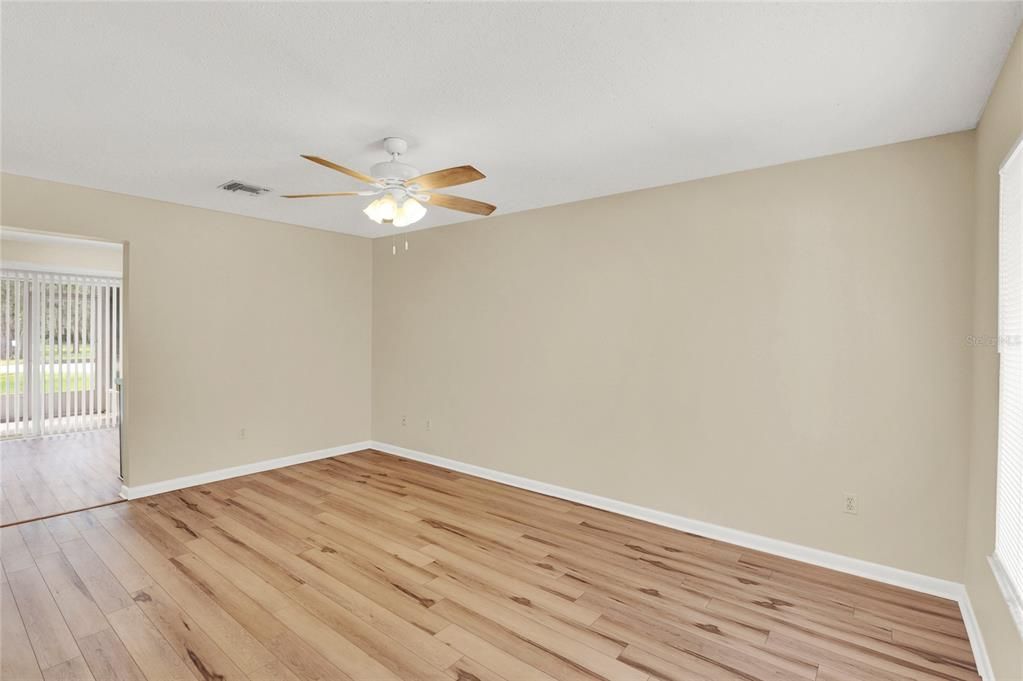 For Sale: $206,999 (2 beds, 1 baths, 898 Square Feet)