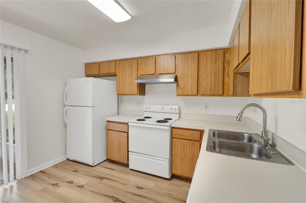 For Sale: $206,999 (2 beds, 1 baths, 898 Square Feet)