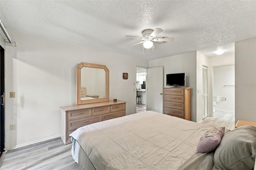 For Sale: $169,800 (2 beds, 2 baths, 995 Square Feet)
