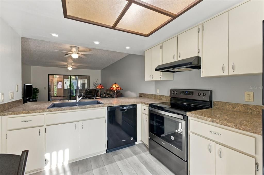 For Sale: $169,800 (2 beds, 2 baths, 995 Square Feet)