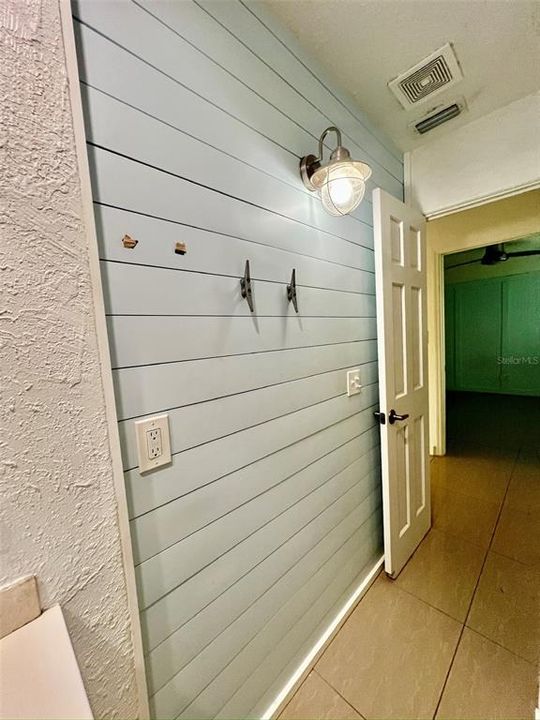 For Rent: $1,950 (2 beds, 1 baths, 688 Square Feet)