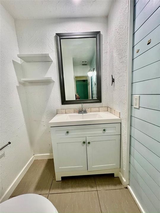 For Rent: $1,950 (2 beds, 1 baths, 688 Square Feet)