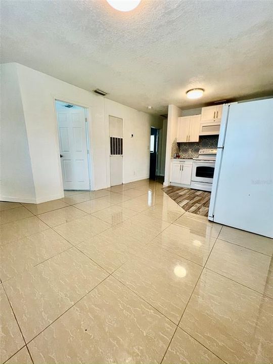 For Rent: $1,950 (2 beds, 1 baths, 688 Square Feet)
