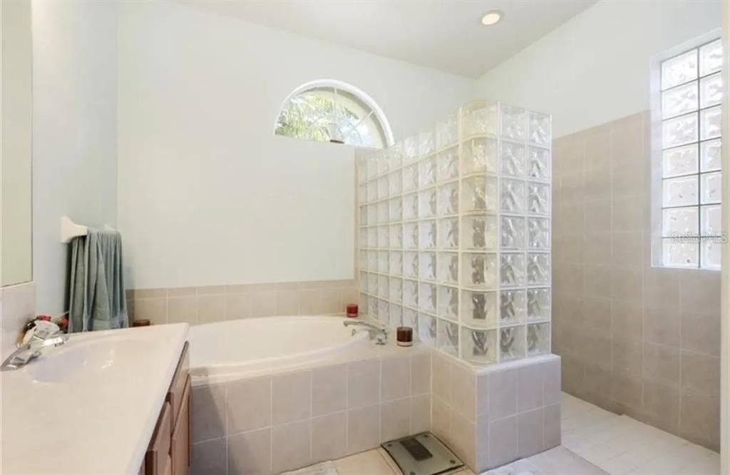 For Rent: $4,100 (4 beds, 3 baths, 2843 Square Feet)