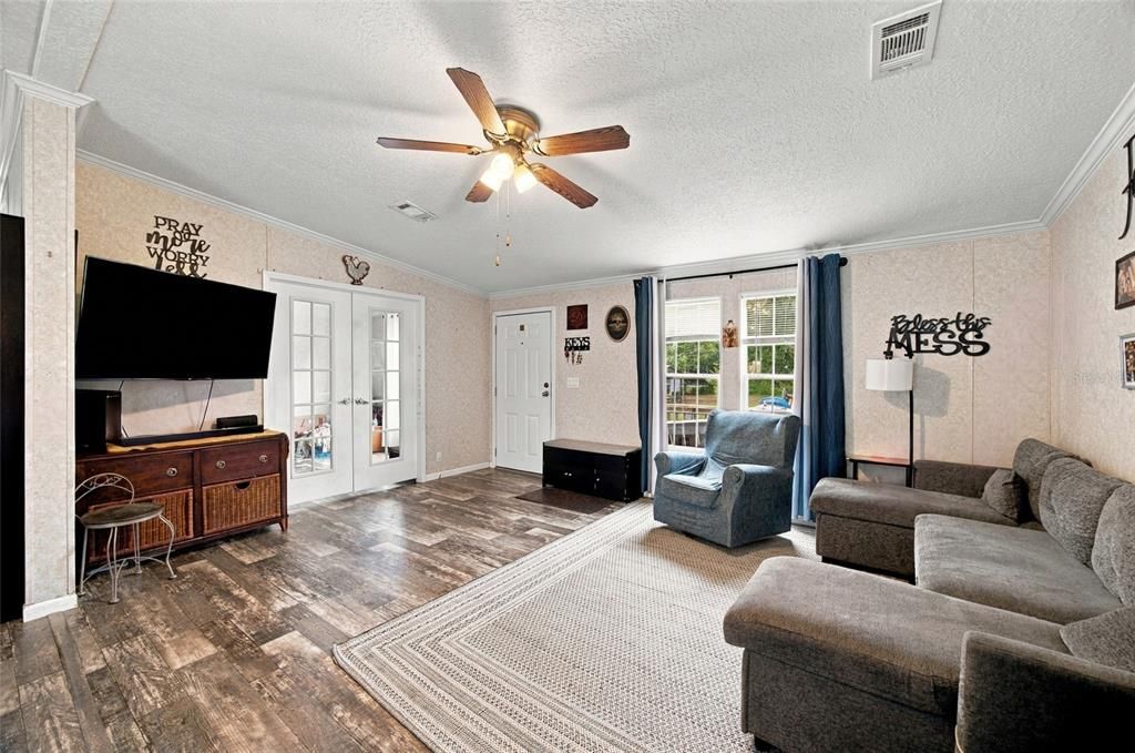 For Sale: $410,000 (3 beds, 2 baths, 1352 Square Feet)