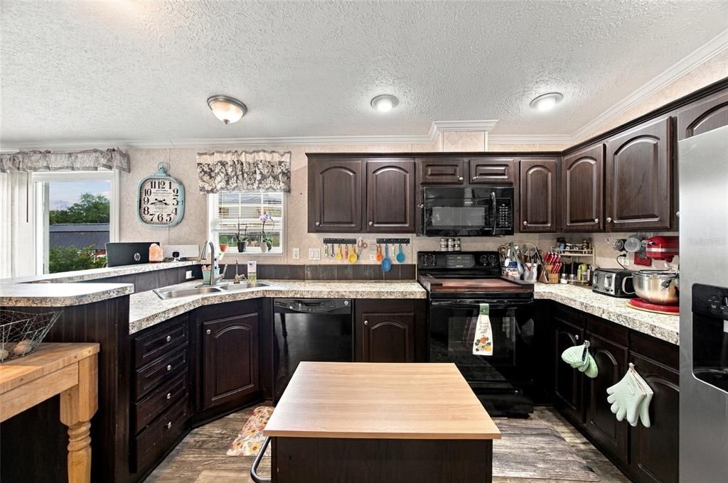For Sale: $410,000 (3 beds, 2 baths, 1352 Square Feet)
