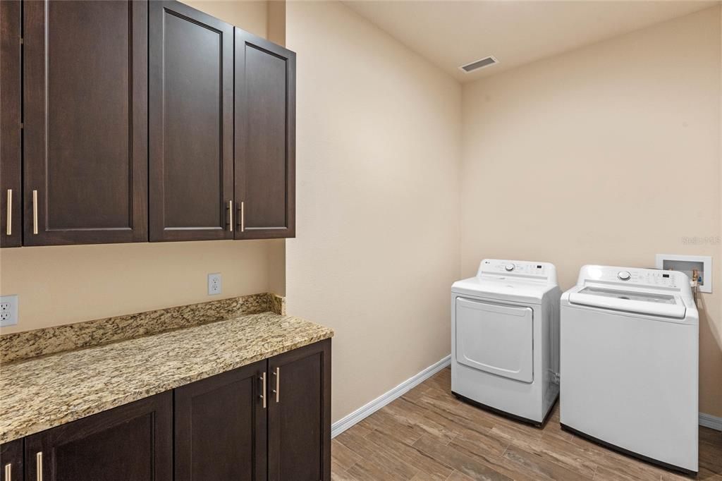 For Sale: $429,900 (3 beds, 3 baths, 2581 Square Feet)