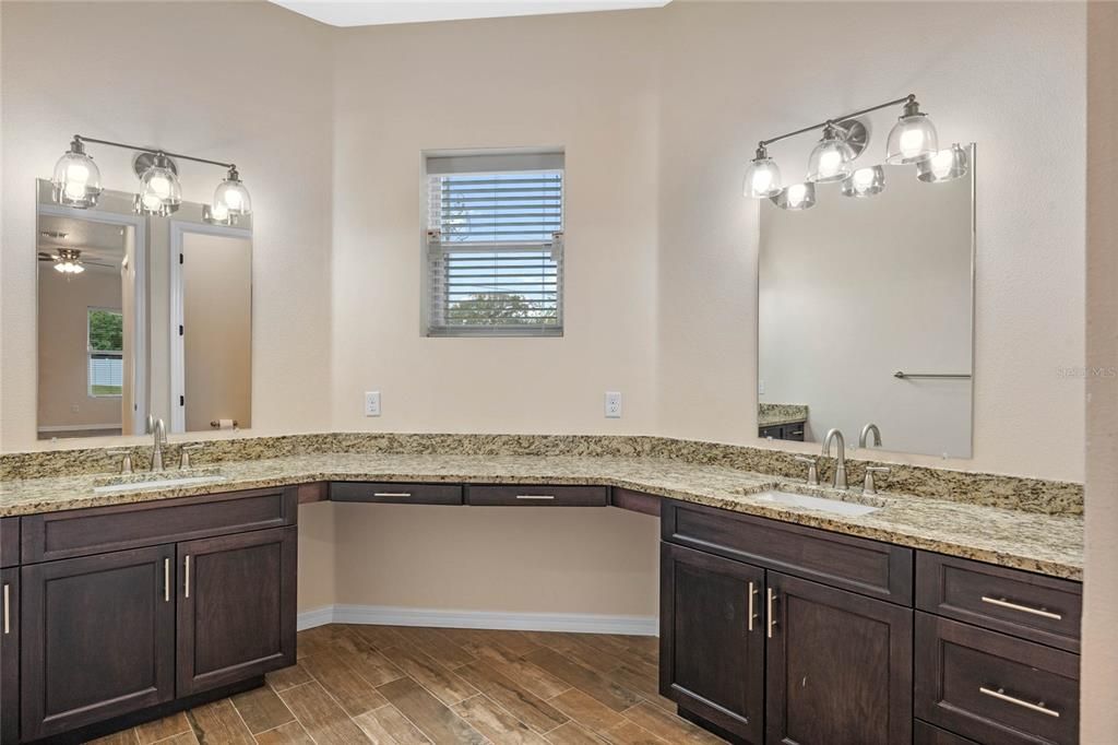 For Sale: $429,900 (3 beds, 3 baths, 2581 Square Feet)