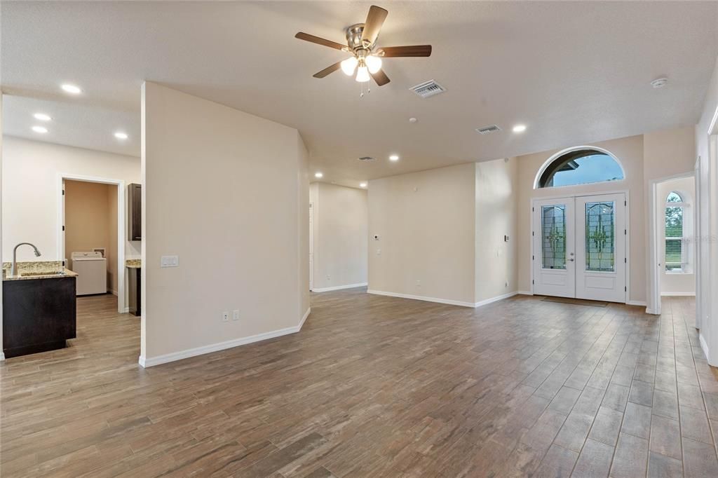 For Sale: $429,900 (3 beds, 3 baths, 2581 Square Feet)