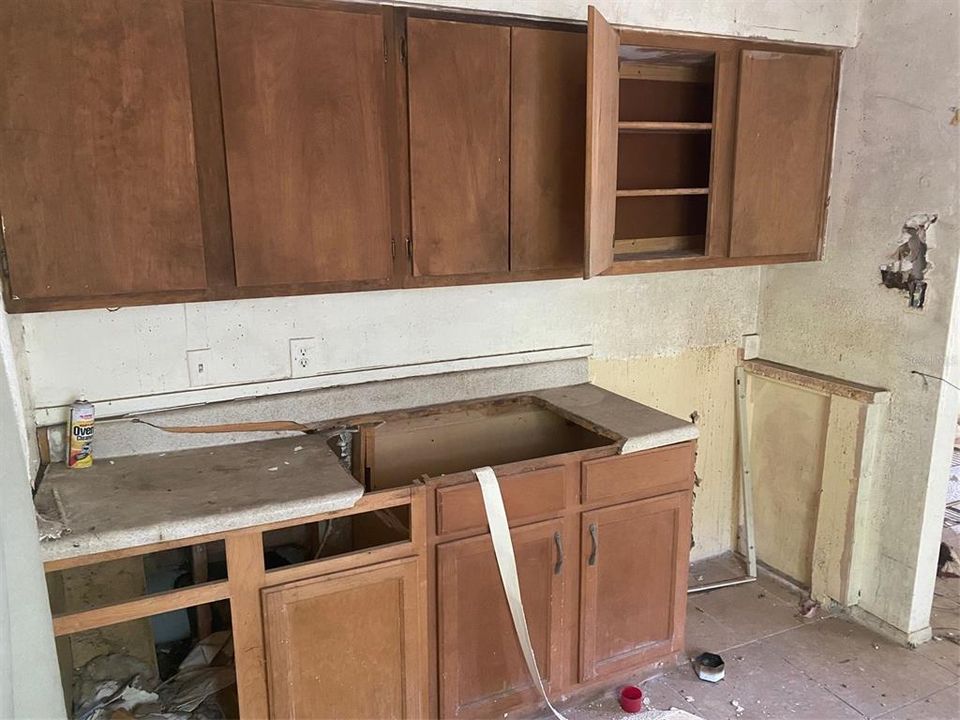 На продажу: $119,900 (6 спален, 0 ванн, 1613 Квадратных фут)