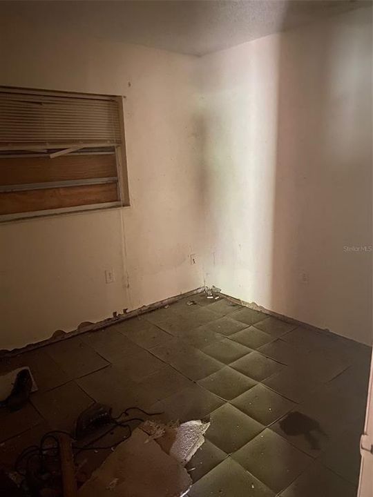 На продажу: $119,900 (6 спален, 0 ванн, 1613 Квадратных фут)