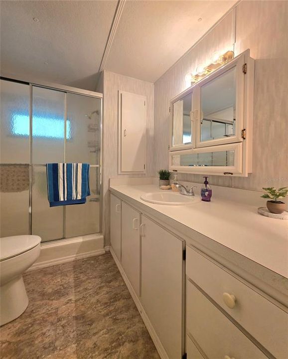 For Sale: $147,900 (2 beds, 2 baths, 1056 Square Feet)